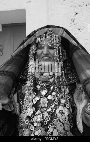 Moitié du corps, portrait d'une jeune mariée de porter les vêtements traditionnels tunisiens, de l'or, des bijoux et ornements, tête décorée en noir et whi Banque D'Images