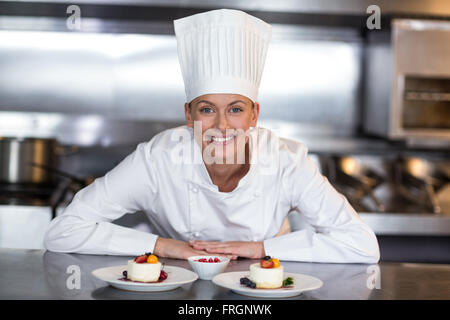 Portrait of happy female chef de cuisine Banque D'Images