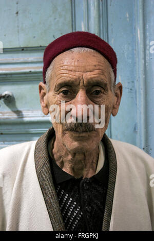 Moitié du corps, PORTRAIT D'UN VIEIL HOMME portant des vêtements traditionnels tunisiens, Tunisie Banque D'Images