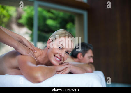 Woman receiving massage dos de masseur Banque D'Images