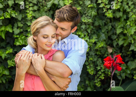 Couple dans la cour avant Banque D'Images