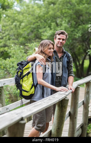 Jeune homme debout avec femme sur la passerelle Banque D'Images