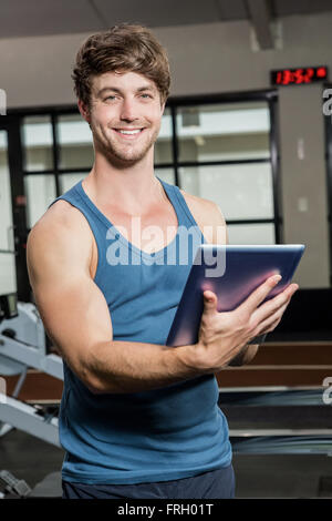 Portrait de l'entraîneur de gymnastique à l'aide d'une tablette numérique Banque D'Images