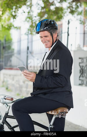 Happy businessman using cellphone sur location Banque D'Images