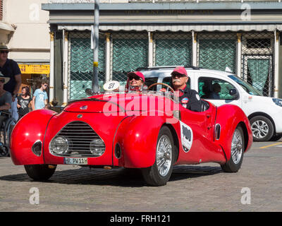 Merano, Italie - 9 juillet 2015 : entrée à la fois le contrôle de la Simca Fiat Rouge 508 C avec le numéro 21 sur le passant promenad Banque D'Images