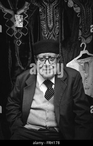 Moitié du corps, PORTRAIT D'UN VIEIL HOMME portant des vêtements traditionnels tunisiens EN NOIR ET BLANC, TUNISIE Banque D'Images