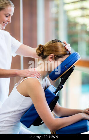 Woman receiving massage dans un fauteuil de massage Banque D'Images