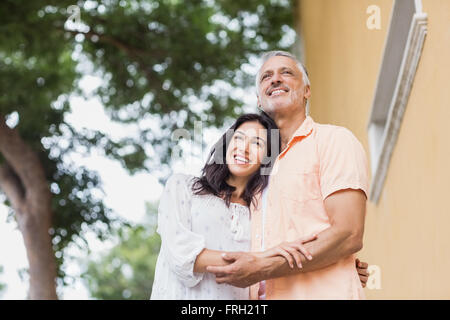 Low angle view of happy couple Banque D'Images