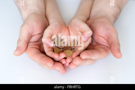 Papa et sa fille holding euro pièces. Banque D'Images