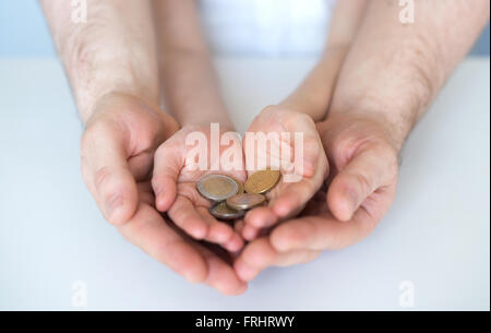 Papa et sa fille holding euro pièces. Banque D'Images