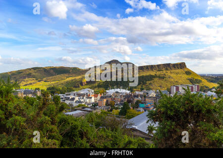 Vue de la ville d'Edinburgh avec le siège d'Arthur pris de Calton Hill, Ecosse, Royaume-Uni Banque D'Images