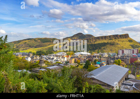 Vue de la ville d'Edinburgh avec le siège d'Arthur pris de Calton Hill, Ecosse, Royaume-Uni Banque D'Images