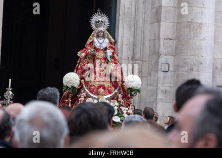 Procession solennelle, au cours de laquelle une statue de la Vierge Marie est portée en Valladolid, Castille et León, Espagne Banque D'Images