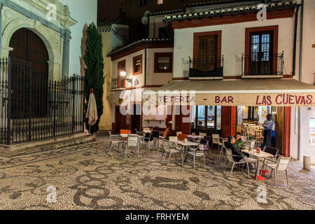 L'atmosphère de la vie nocturne dans le quartier de l'Albayzin, Grenade, Andalousie, Espagne Banque D'Images