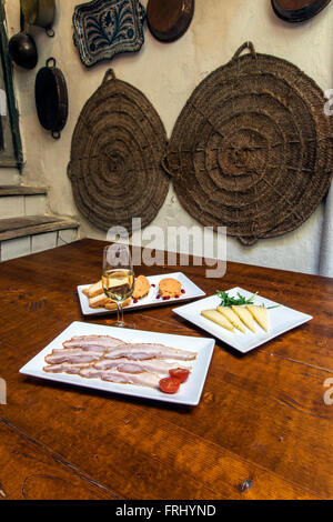 Tapas et verre de vin blanc servi dans un bar, Jerez de la Frontera, Andalousie, Espagne Banque D'Images