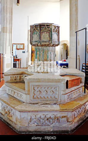 Le 15e siècle font dans l'église paroissiale de la Sainte Trinité à Lutton, Norfolk, Angleterre, Royaume-Uni. Banque D'Images