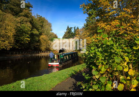 Un bateau étroit en attente d'entrer sur le Tunnel de Chirk Canal LLangollen Banque D'Images