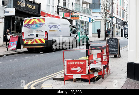 BT Ouvrez atteindre ingénieur travaillant dans la rue Brighton UK L'installation de câbles de vitesse rapide de l'internet Banque D'Images