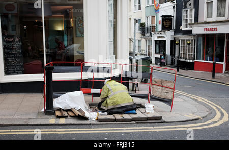 BT Ouvrez atteindre ingénieur travaillant dans la rue Brighton UK L'installation de câbles de vitesse rapide de l'internet Banque D'Images