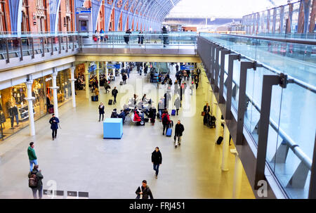 Les voyageurs à la gare de St Pancras International Londres UK Banque D'Images