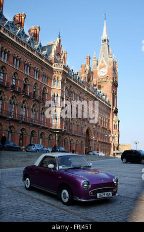 Nissan Figaro voiture garée à l'extérieur de la gare St Pancras International à Londres UK Banque D'Images