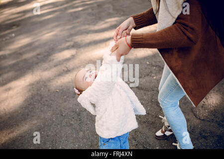 Jeune famille promenade dans le parc Banque D'Images