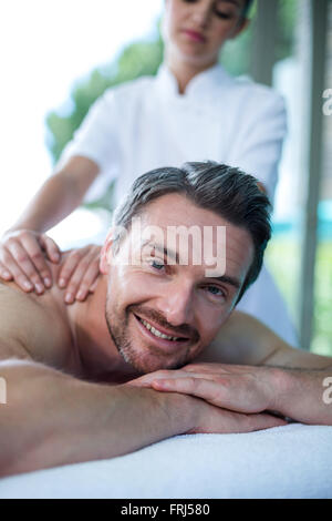 Man receiving massage masseur de dos Banque D'Images