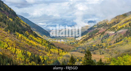 L'automne à Telluride - Vue panoramique d'un matin d'automne brumeux sur l'emplacement de la ville de Telluride, à l'ouest à partir du chemin du col de l'ours noir. Banque D'Images