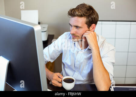 High angle view of man holding Coffee cup in office Banque D'Images