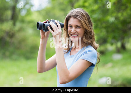 Portrait de jeune femme avec des jumelles Banque D'Images