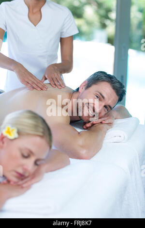 Man receiving massage masseur de dos Banque D'Images