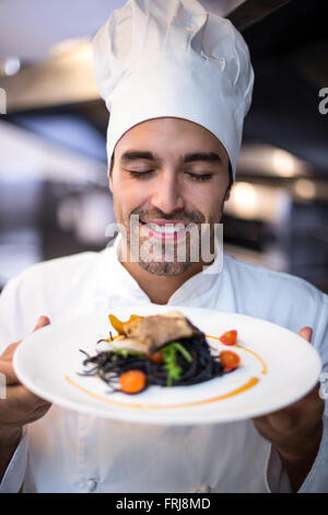 Beau chef presenting meal Banque D'Images