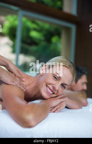 Woman receiving massage dos de masseur Banque D'Images