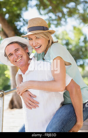 Portrait of man giving piggyback ride to woman Banque D'Images