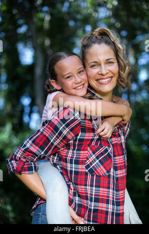 Fille mère portant sur le dos Banque D'Images