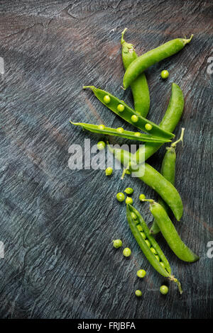 Les pois verts sur pierre noire Banque D'Images