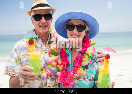 Happy senior couple avec un verre à cocktail Banque D'Images