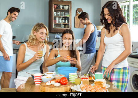 Happy friends la cuisson la together in kitchen Banque D'Images