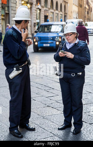 Les agents de police, Florence, Italie, le Mardi, Septembre 29, 2015. Banque D'Images