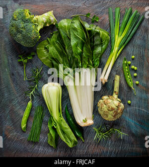 Collection de légumes verts frais sur pierre noire Banque D'Images