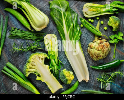 Collection de légumes verts frais sur pierre noire Banque D'Images