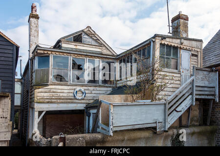 Chalet refuge de pêcheurs abandonnés Stag Plage de Whitstable Kent . Administré par la société de pêche aux huîtres de Whitstable Banque D'Images