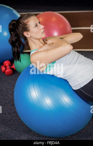 Woman working out on fitness ball Banque D'Images
