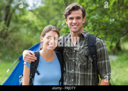 Jeune couple standing in forest Banque D'Images