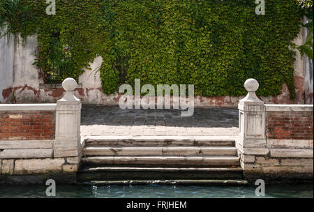 Venise, Italie. Marches de pierre mènent à l'eau à l'extérieur du Palazzo Gradenigo Banque D'Images