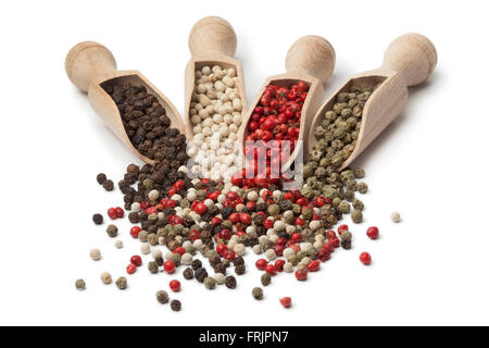 Boules en bois avec noir, blanc, vert et de poivre rouge sur fond blanc Banque D'Images