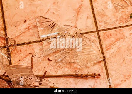 Tessons de vase de cristal sur marbre Banque D'Images