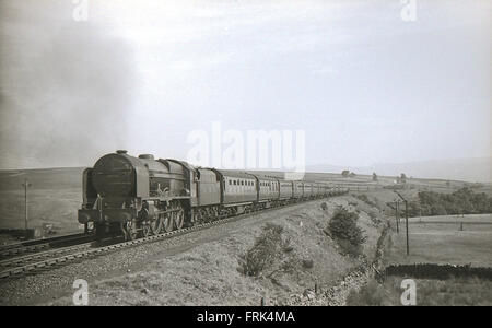 LMS Royal Scot 4-6-0 6136 Le Régiment à la frontière dans un train Banque D'Images