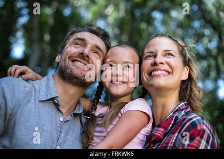 Heureux parents avec fille en cour arrière Banque D'Images