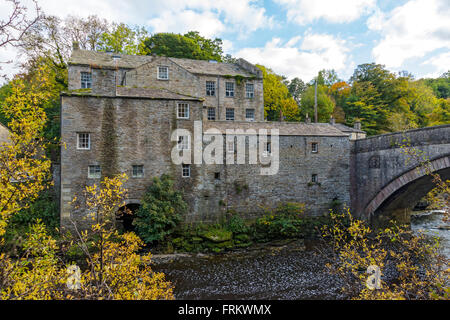 Autrefois Mill (18 100) et le pont sur la rivière Ure, Aysgarth Falls, Wensleydale, Yorkshire Dales National Park, England, UK Banque D'Images